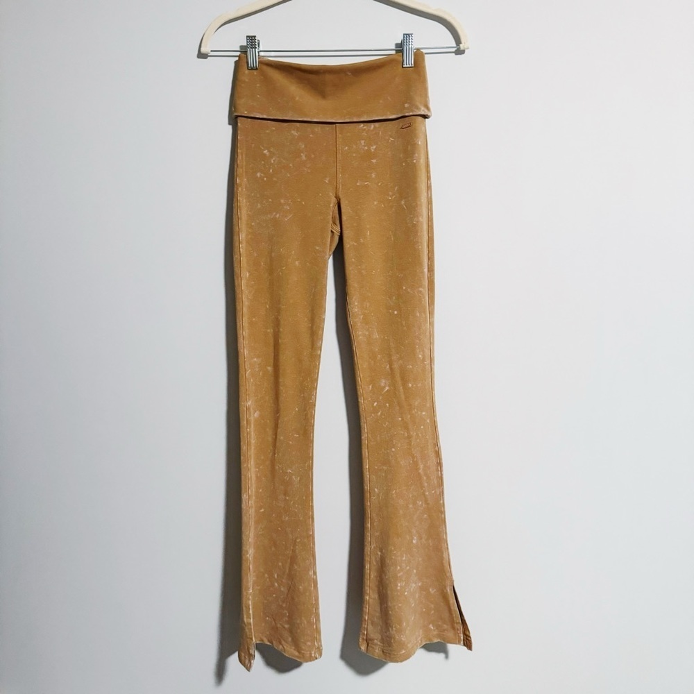 PINK Victoria’s Secret - Tan Tie Dye Flare Leggings